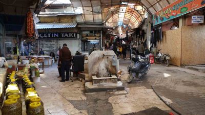 Kahramanmaraş depremlerinin ardından yıkılan Uzun Çarşı’da esnaf ticaret yapmaya devam
