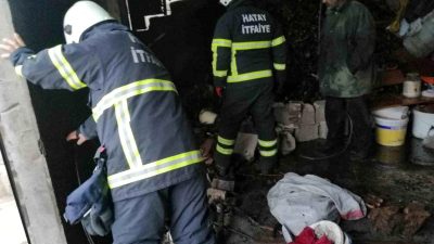 Hatay’ın Yayladağı ilçesine bağlı Sebenoba Mahallesi’nde meydana gelen ev yangını