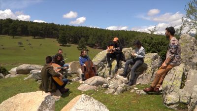 Gaziantepli bir halk ozanının torunu olarak sanatın içine doğan müzisyen
