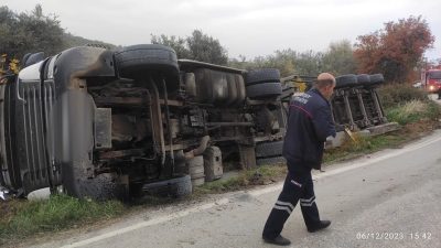 Altınözü ilçesinde Çarşamba günü yaşanan trafik kazasında bir araç devrildi,