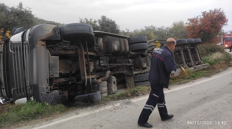 Altınözü’de araç takla attı