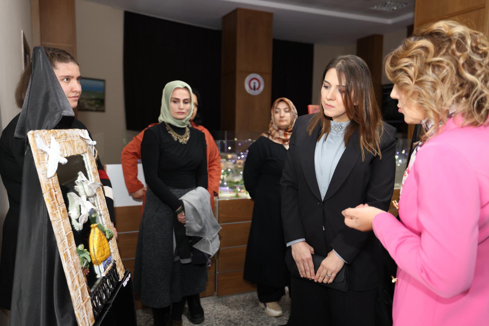 Hatay Valisi’nin eşi, Filistin sergisi’nde