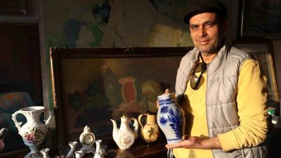 Hatay’ın Antakya ilçesinde antika merakı olan bir kişi, eskicilik yaparak