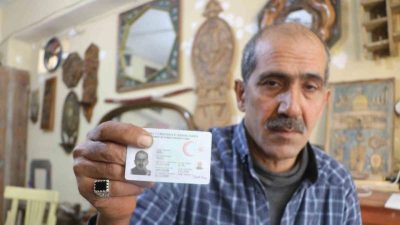 Hatay’ın Reyhanlı ilçesinde yaşayan ahşap yontma ustası Nazım Yozgot, 25