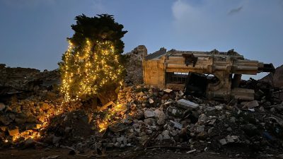 Antakya Ortodoks Kilisesi’nin yıkılmış çanı yılbaşı çamıyla yeniden buluştu. Antakya’nın
