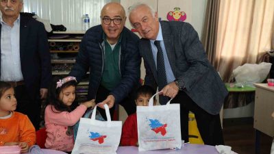 Almanya'da yaşayan Türk topluluğunun başlattığı 'Sevgiyle Örüyoruz' kampanyası çerçevesinde örülen