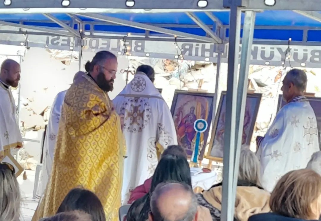 Yıkık kilise bahçesinde Noel kutlaması