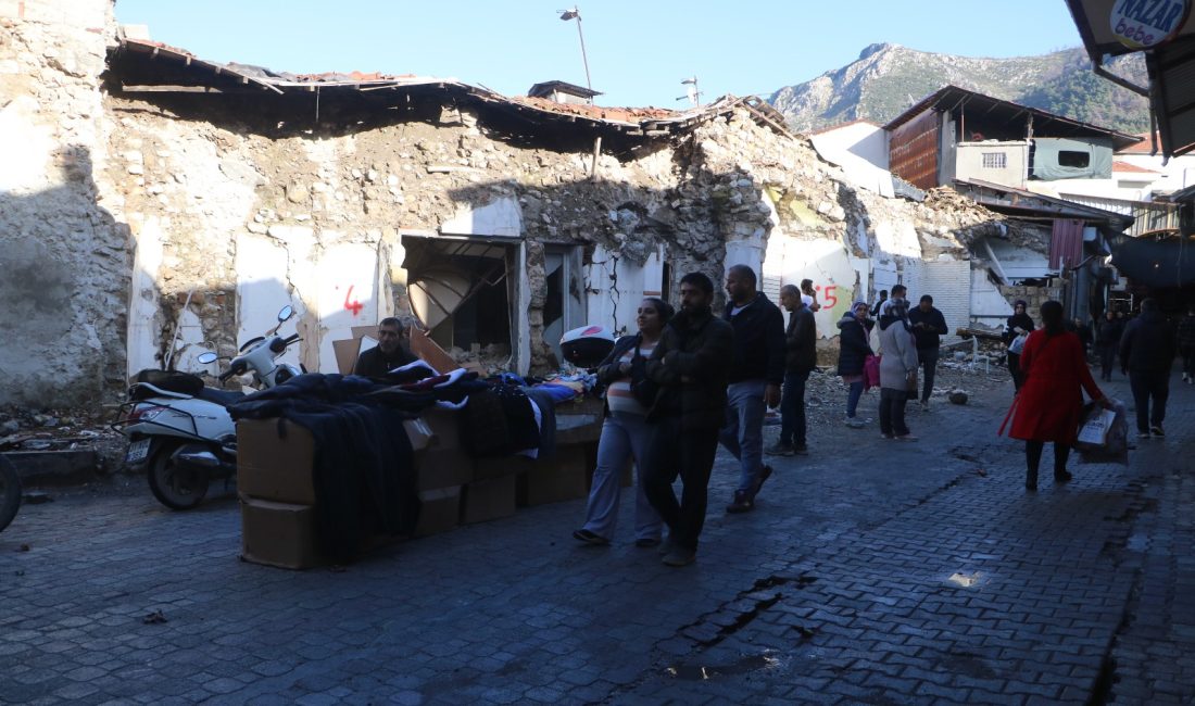 Hatay'da depremin izleri hala taze. Uzun Çarşı'da yılbaşı alışverişi, geçmiş