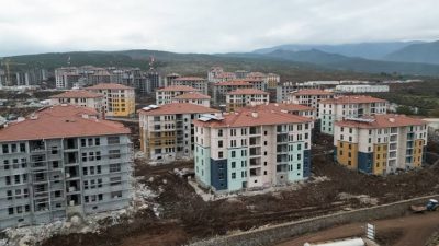 Kahramanmaraş merkezli depremlerin yıkıma neden olduğu Hatay'ın Hassa ilçesinde afet konutlarının inşası