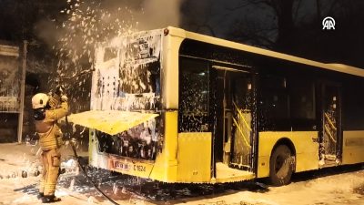 Üsküdar’da seyir halindeki özel halk otobüsünde çıkan yangın itfaiye ekiplerinin