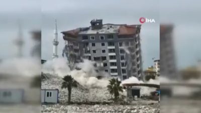 Depremin vurduğu Hatay’da dinamitle patlatılan 10 katlı bina kağıt gibi