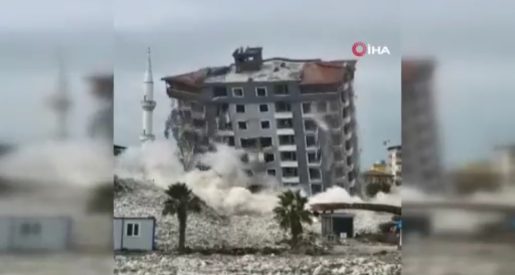 Hatay’da 10 katlı bina kağıt gibi oldu