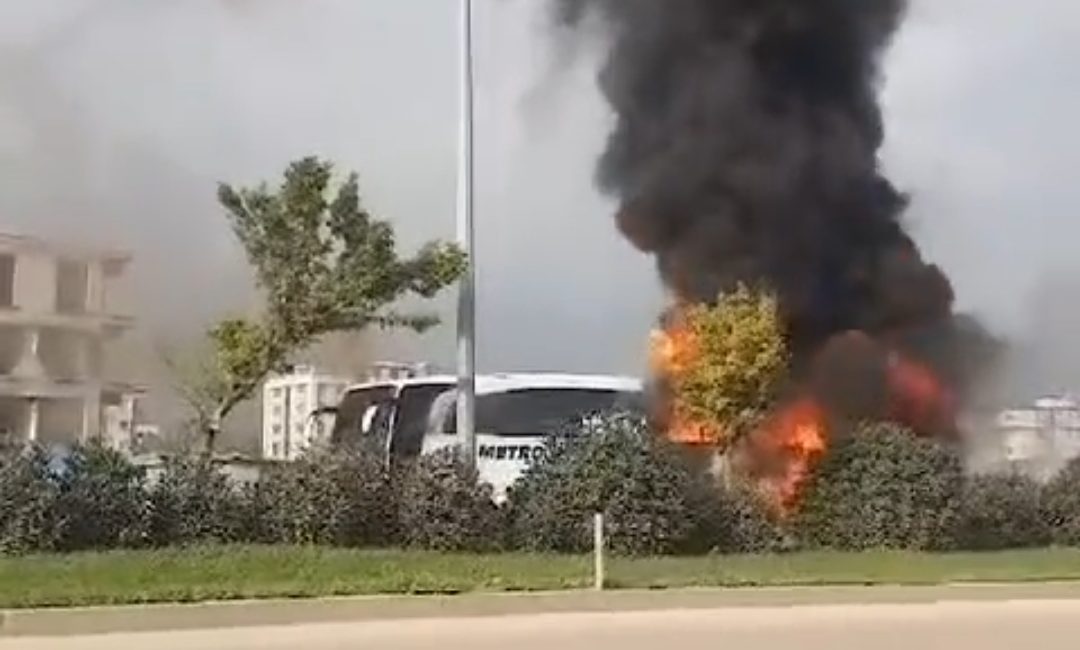 Hatay’ın Antakya ilçesinde seyir halindeki Metro Turizme ait yolcu otobüsü