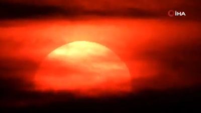 Hatay’da yılın son gün batımında oluşan kartpostallık manzara görenleri kendine