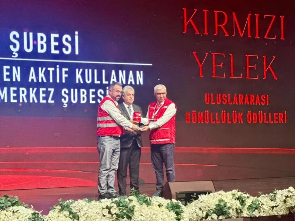 Kızılay’ın gönüllülük ödülü Kudret Özbakış’a