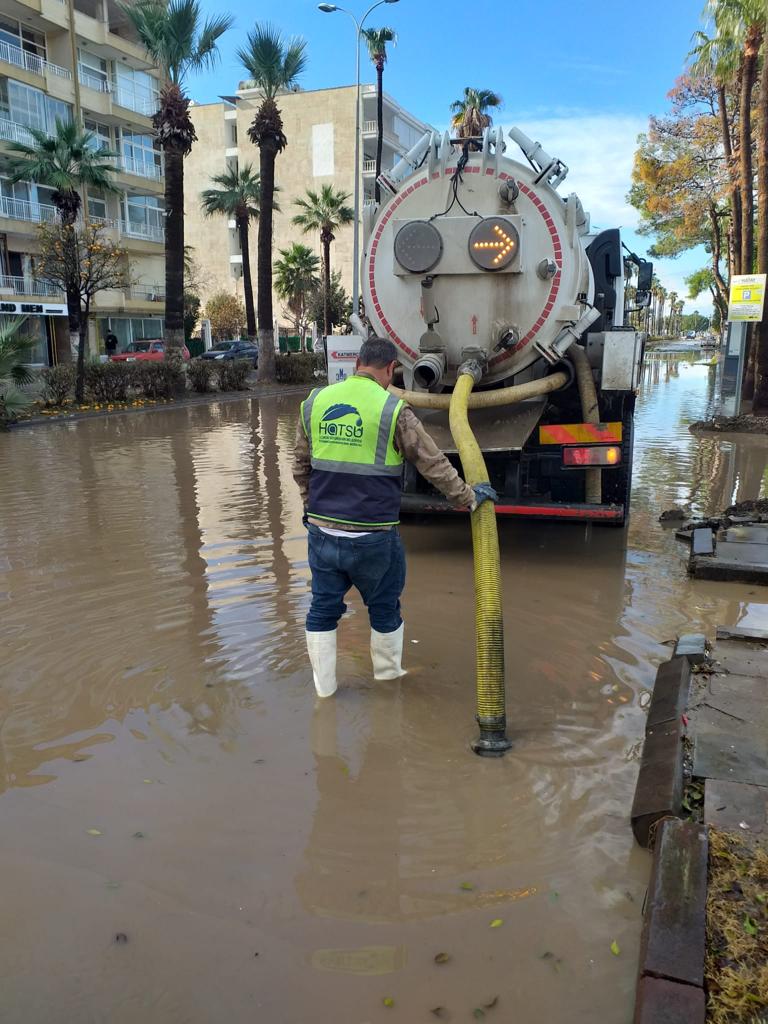 Hatay’da yoğun yağış sonrası ekipler sahada