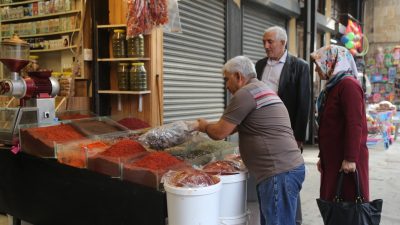 Antakya'daki Tarihi Uzun Çarşı'da depremin iş yerine verdiği hasarı gideren