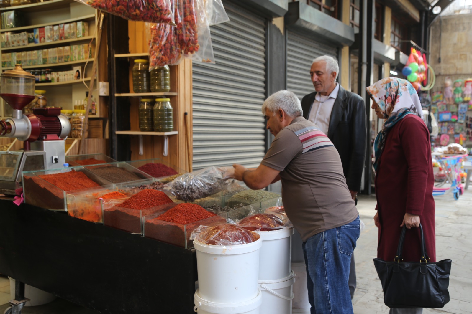 Uzun çarşı esnafı normalleşmeye çalışıyor