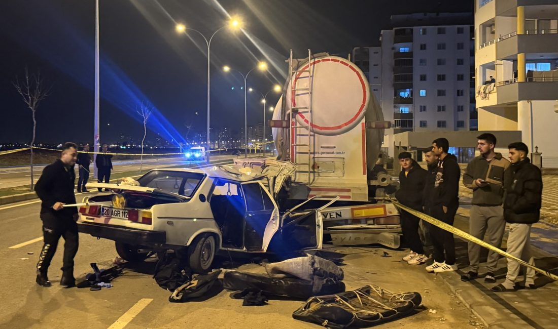 Adana’nın merkez Sarıçam ilçesinde park halindeki tıra arkadan çarpan otomobildeki