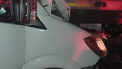 Dörtyol otoyolunda dün yaşanan kazada 3 kişi araçta sıkıştı.