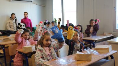Hatay’ın İskenderun ilçesinde lise öğrencileri tarafından hazırlanan kıyafetler ve kuklalar,