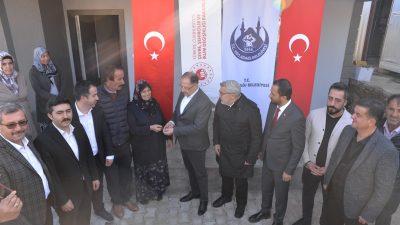 Hatay’da “Yerinde Dönüşüm Projesi” kapsamında yapımı tamamlanan ilk ev anahtarı
