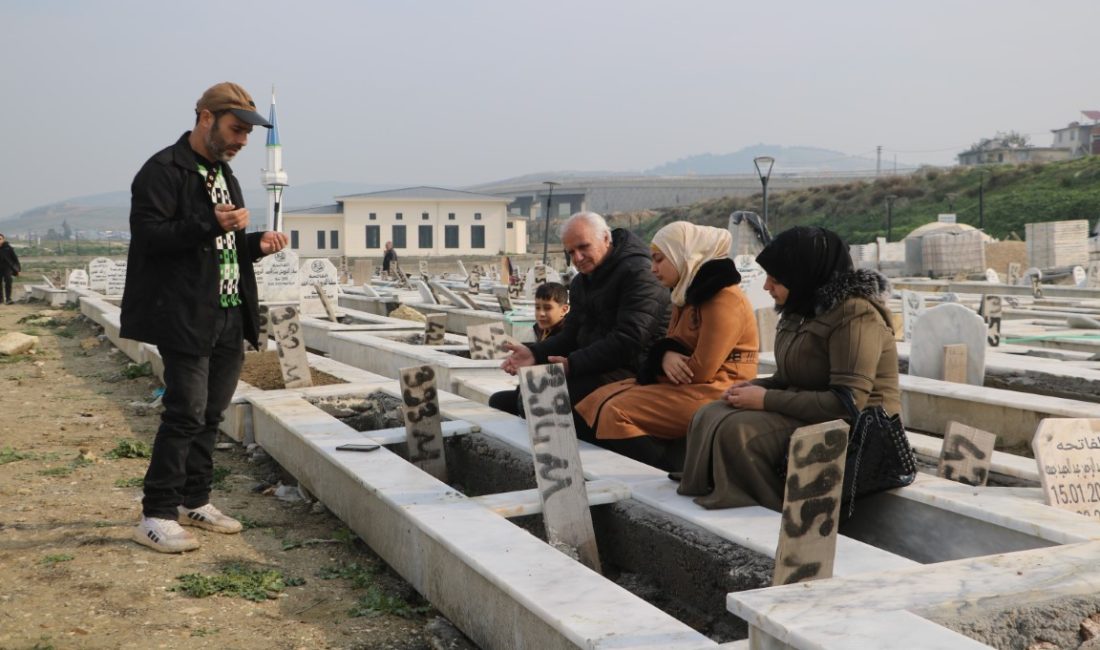 Depremin vurduğu Hatay’da vatandaşlar,