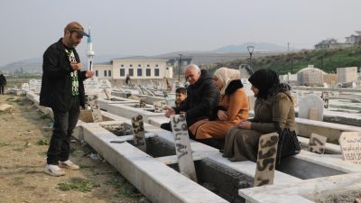Depremin vurduğu Hatay’da vatandaşlar, yılbaşı öncesi asrın felaketinde hayatını kaybeden