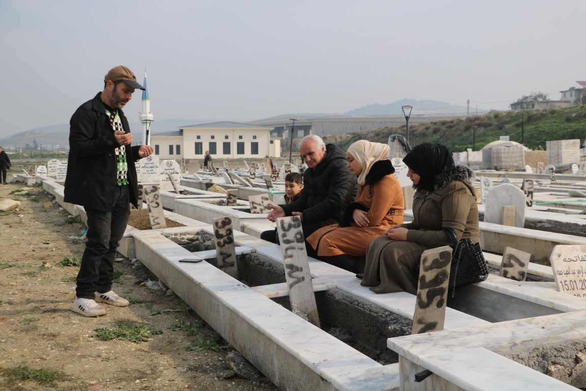 Deprem şehitliğinde buruk yılbaşı