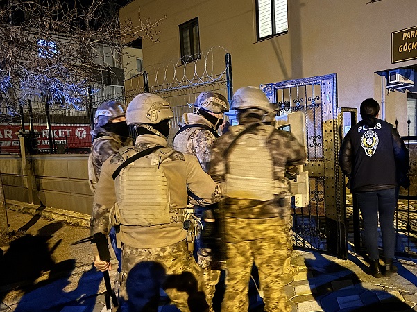 Mersin’de yasa dışı bahis oynatılan internet sitelerini yönetenlere yönelik şafak