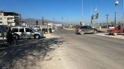 Hatay Büyükşehir Belediyesi zabıta ekipleri, şehrin yoğun trafikli bölgelerinde denetim