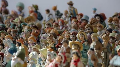 Kayseri’de yaşayan koleksiyoner Zemzem Saraç, dünyanın dört bir tarafından satın