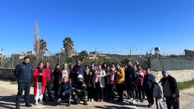 Hatay’ın Antakya ilçesinde itfaiye ekipleri, gönüllü kadınlara yangından kurtulma eğitimi