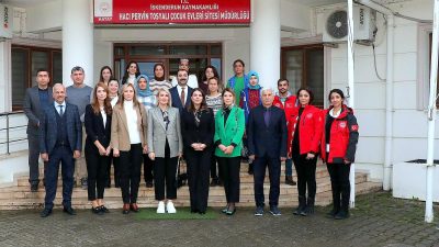 Hatay Valisi'nin eşi Esra Masatlı, Çocuk Evleri Sitesi'nde çocuklarla buluştu.
