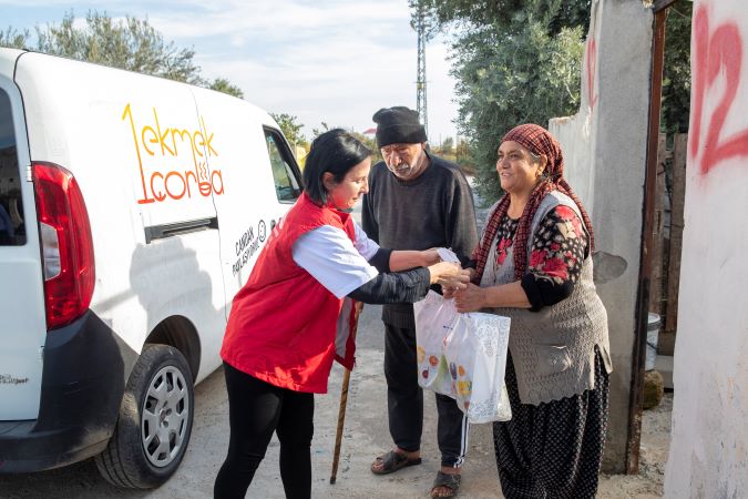 Mersin Büyükşehir Belediyesi tarafından, ‘Hamurumuzda Dayanışma Var’ sloganıyla dağıtımı yapılan ‘Un Katkısı