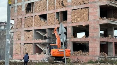 Hatay'ın Defne ilçesinde, 6 Şubat'taki depremlerde ağır hasar gören 3