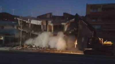 Hatay’ın Samandağ ilçesinde 4 katlı ağır hasarlı bina korna sesiyle