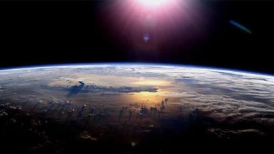 Kış gündönümünde (yaklaşık 21 Aralık), güneş ışınları Oğlak Dönencesi’ne dik