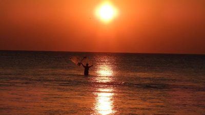 Hatay’da Asi Nehri’nin Akdeniz’le buluştuğu noktada gün batımıyla birlikte kızıla