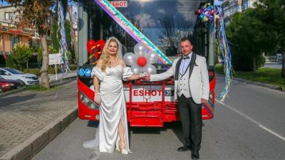 İzmir'de belediye otobüsü şoförlüğü yapan çift, "düğün otobüsüyle" gittikleri nikah salonunda hayatlarını birleştirdi.