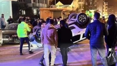 Reyhanlı’da şehir merkezinde bir araç duran adaca çarptı. Kazada hareketli