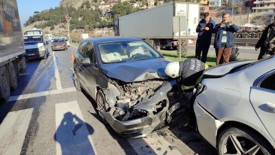 Belen sınırlarında E-5 yolundaki zincirleme kazada 4 araç ortalığı birbirine