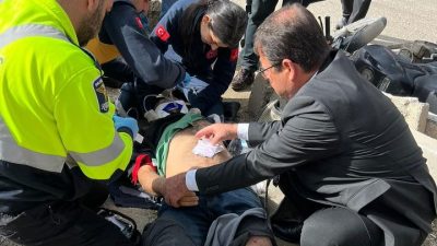 Samandağ Belediye Başkanı Refik Eryılmaz , aracıyla seyrederken kazada yaralı