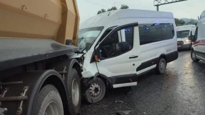 Hatay’ın Erzin ilçesinde işçi servisi ile kamyonun çarpışması sonucu 9