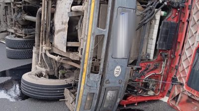 İskenderun’daki trafik kazasında bir otomobil takla attı, sürücüsü kısmen aracın