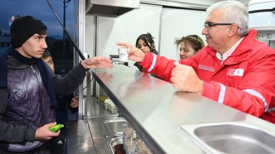 Türk Kızılay, Osmaniye’de kış yardımları kapsamında depremzedelere giysi ve malzeme