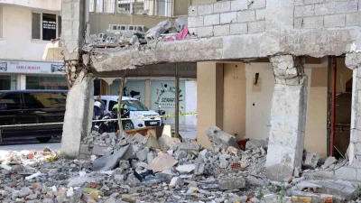 Hatay’ın İskenderun ilçesinde depremde kolonları tamamen parçalanan ve ayakta güçlükle