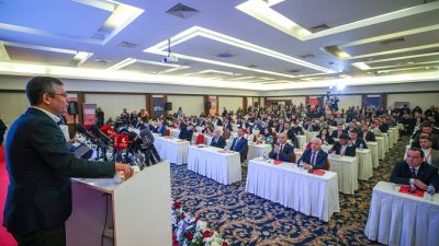 Cumhuriyet Halk Partisi genel Bakanı Özgür Özel, partisinin gençlik kolları