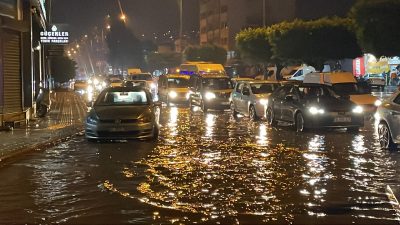 Hatay’ın İskenderun ilçesinde etkili olan sağanak nedeniyle bazı cadde ve