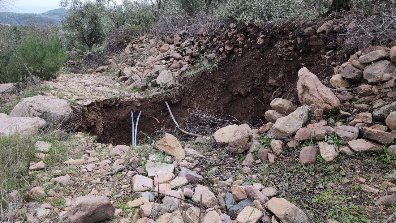 Deprem Bölgesinde Siyah Sıvı Kaynağı Gizemi